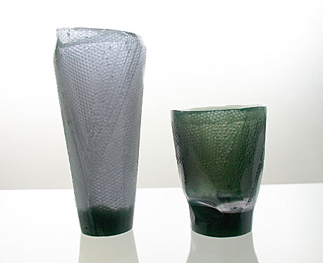 MEDOVÁ VELKÁ A MEDOVÁ MALÁ, tavené broušené sklo,
31 × 14 × 14 cm, 20 x 14 x 14 cm, 2005, foto autorka