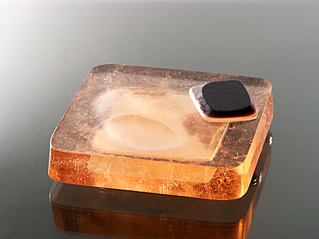 KRA I., tavené broušené sklo, 6 × 20 × 20 cm, 2005
foto J. Šolc