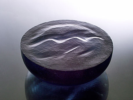 KRAJINA ZA DĚŠTĚ, tavené broušené sklo, 12 × 21 cm, 2006
foto J. Šolc