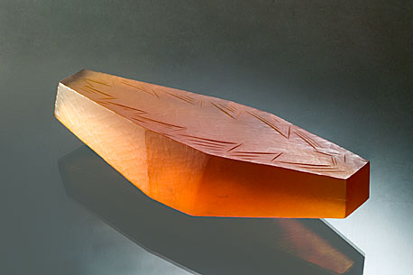 MEDOVÁ, tavené broušené sklo, 7 × 36 × 11 cm, 2005
foto J. Šolc