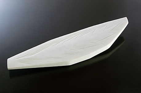 BÍLÁ II., tavené broušené sklo, 4 × 38 × 10 cm, 2005
foto J. Šolc