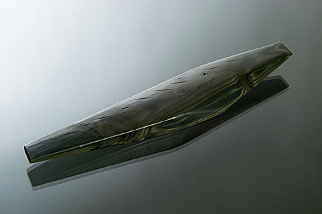 ŠEDÁ RYBKA, tavené broušené sklo, 3 × 31 × 6 cm, 2005
foto J. Šolc