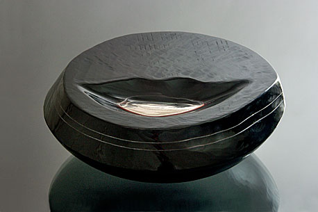 RTY, tavené broušené sklo, 5 × 12 cm, 2005
foto J. Šolc