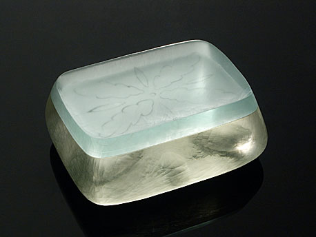 MÝDLO, tavené lepené broušené sklo, 5 × 10 × 12 cm, 2006
foto J. Šolc