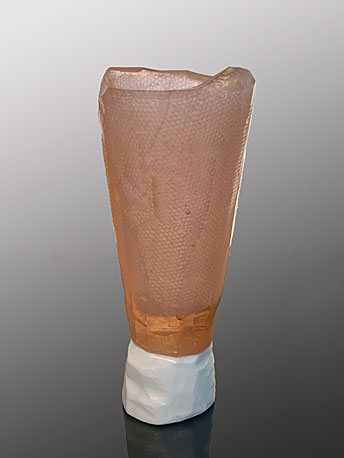 MEDOVÁ S BÍLOU, tavené broušené sklo, 42 × 17 cm, 2006
foto J. Šolc